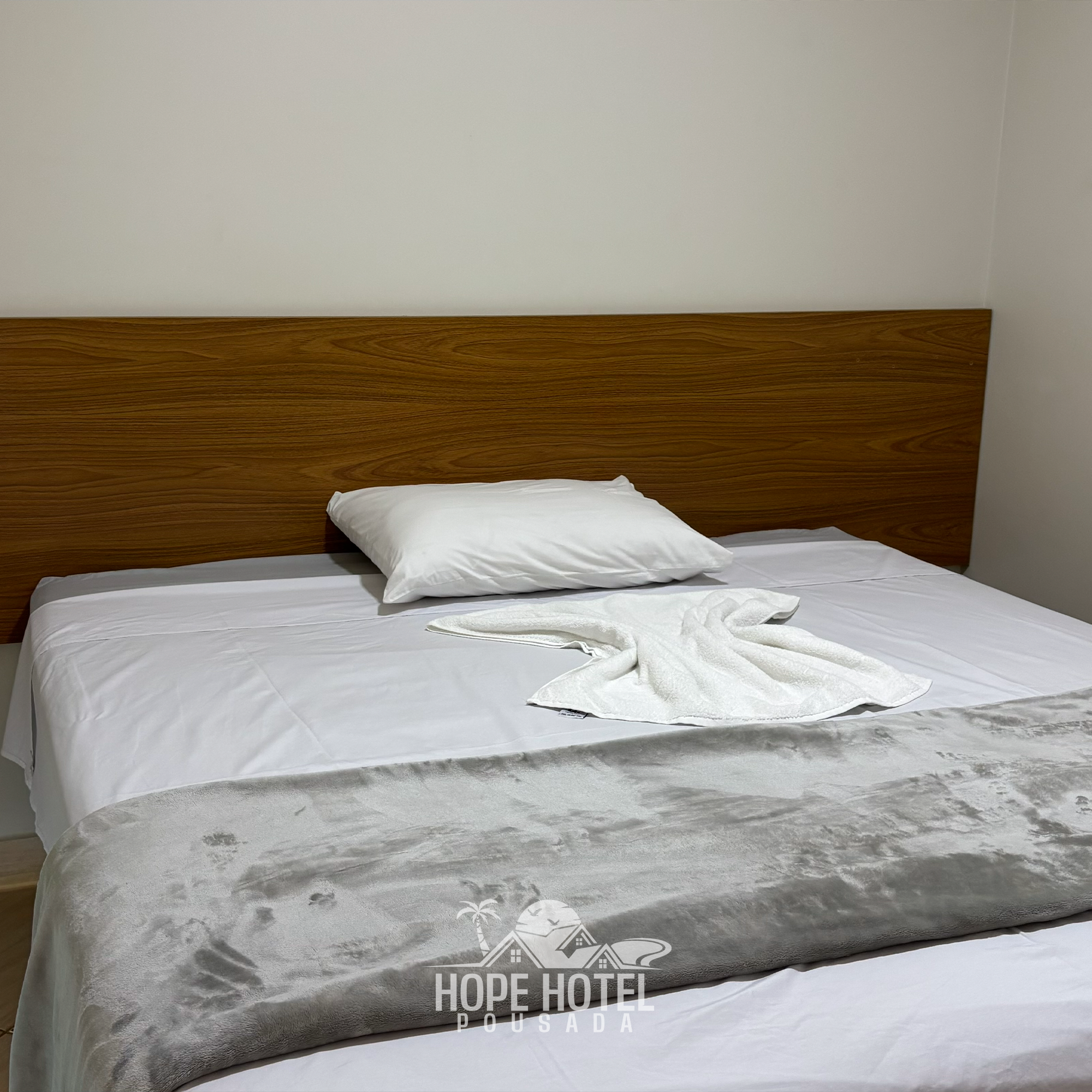 Quarto Standard vista da cama.